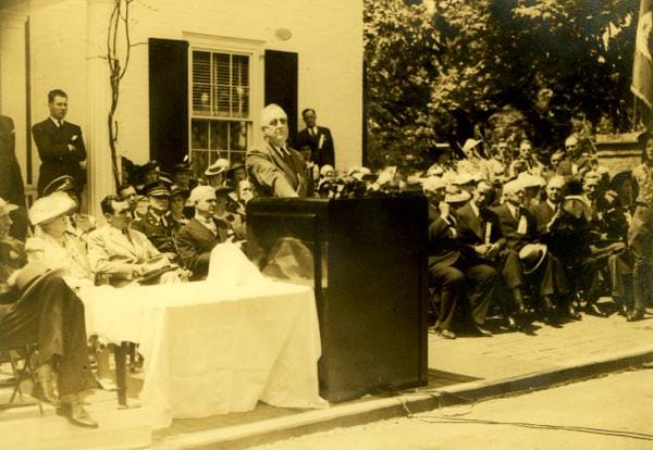 FDR-Standing-Podium-WilsonBirthplaceDedication-05041941
